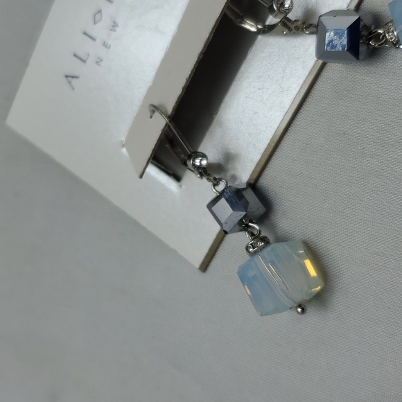 Ali khan Crystal cube French wire earrings opal silver - Picture 3 of 4